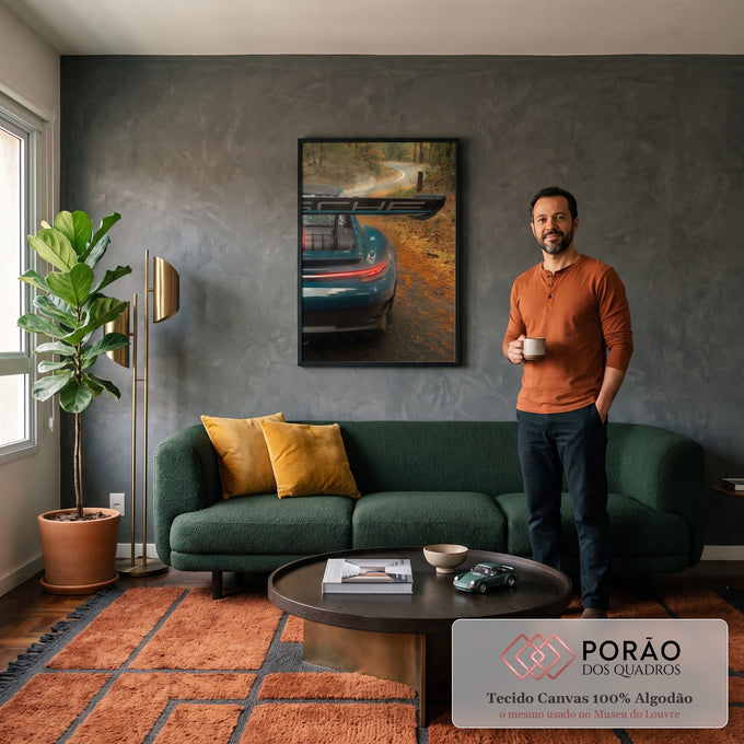 Quadro Decorativo Grande Aerofólio Esportivo para Sala Verde | quadros decorativos para sala de estar | traseira de carro esportivo verde-petróleo com aerofólio preto em estrada de floresta outonal | em ambiente 3 | Porao dos Quadros