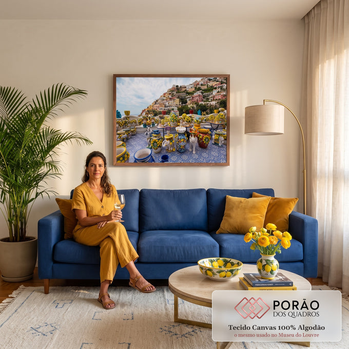 Vasos de cerâmica com limões em terraço de azulejo azul e a vila colorida de Positano ao fundo, quadro decorativo