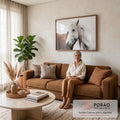 Cavalo branco de crina longa ao lado de cavalo castanho em fundo branco, fotografia quadro decorativo