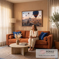 Quadro Decorativo Grande Balões de Ar para Sala Laranja | quadros decorativos para sala de estar | balões de ar quente coloridos sobre formações rochosas da Capadócia ao amanhecer | em ambiente 3 | Porao dos Quadros
