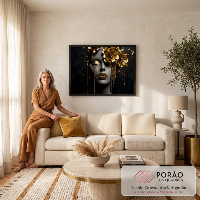Rosto feminino com lábios e flores de ouro e tinta dourada escorrendo sobre fundo preto, quadro decorativo