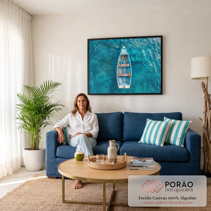 Quadro Decorativo Grande Barco a Remo para Sala Azul | quadros decorativos para sala de estar | vista aérea de barco branco com remos cruzados sobre água turquesa transparente | em ambiente 3 | Porao dos Quadros
