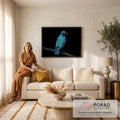 Quadro Decorativo Grande Pássaro e Verde para Sala Azul | quadros decorativos para sala de estar | pássaro de penas azul e verde iridescentes com olho amarelo pousado em galho seco | em ambiente 3 | Porao dos Quadros