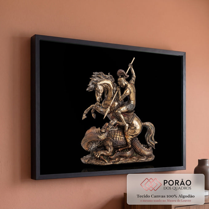 São Jorge a cavalo vencendo o dragão em escultura de bronze dourado sobre fundo preto, quadro decorativo