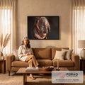 Quadro Decorativo Grande Rosto Esculpido para Sala Marrom | quadros decorativos para sala de estar | rosto esculpido em textura de madeira com cabelo claro e luz dramática lateral | em ambiente 3 | Porao dos Quadros