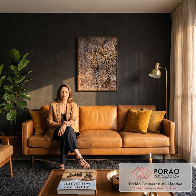 Quadro Decorativo Grande Leopardo Rosnando para Sala Dourado | quadros decorativos para sala de estar | leopardo rosnando de frente com pelagem dourada manchada de preto | em ambiente 3 | Porao dos Quadros