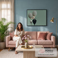 Quadro Decorativo Grande Figuras Surreais para Sala Verde | quadros decorativos para sala de estar | duas figuras com cabeças de bolinhas pretas unidas por palito na boca, fundo verde | em ambiente 3 | Porao dos Quadros