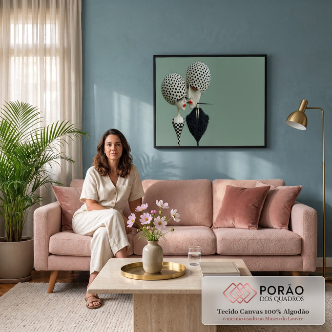 Quadro Decorativo Grande Figuras Surreais para Sala Verde | quadros decorativos para sala de estar | duas figuras com cabeças de bolinhas pretas unidas por palito na boca, fundo verde | em ambiente 3 | Porao dos Quadros