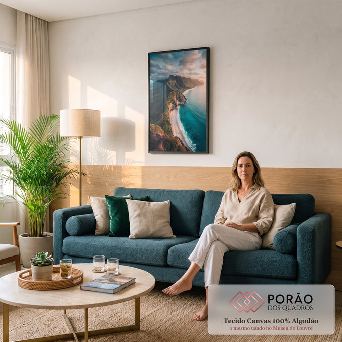 Quadro Decorativo Grande Falésia e Praia para Sala Azul | quadros decorativos para sala de estar | vista aérea de falésia verde, praia clara e mar turquesa ao entardecer | em ambiente 3 | Porao dos Quadros