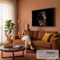Quadro Decorativo Grande Cavalo Castanho Vento para Sala | quadros decorativos para sala de estar | cavalo castanho com crina preta ao vento sobre fundo totalmente preto | em ambiente 3 | Porao dos Quadros