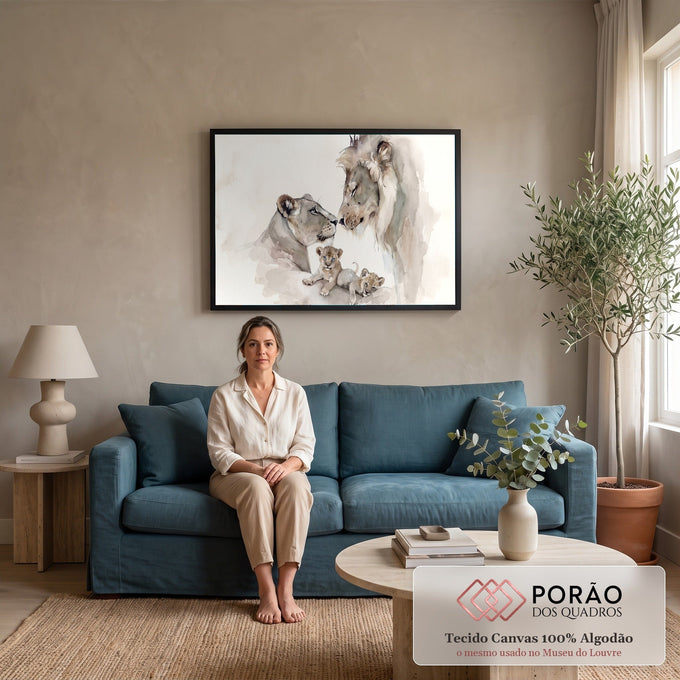 Quadro Decorativo Grande Família Leões Aquarela para Sala | quadros decorativos para sala de estar | leoa, leão e dois filhotes em aquarela de tons bege e cinza | em ambiente 3 | Porao dos Quadros
