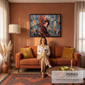 Mulher com rosto pintado em cores tribais e penas vermelhas sobre fundo cinza texturizado, quadro decorativo
