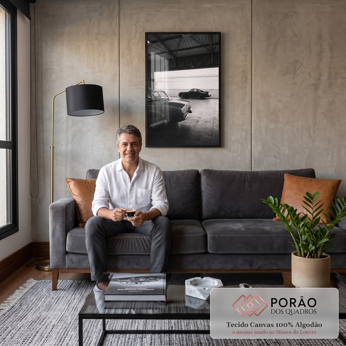 Mercedes clássico e Porsche 911 em hangar, fotografia em preto e branco, quadro decorativo