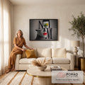 Rosto feminino cinza com batom vermelho, sombra verde e letras NM em estilo editorial, quadro decorativo