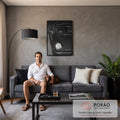 Porsche clássico preto e branco à noite com farol aceso e dachshund espiando no banco, quadro decorativo