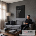 Homem de terno na beira de penhasco com árvore solitária, fundo preto e linha vermelha, quadro decorativo