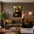 Mona Lisa de Leonardo da Vinci com mãos cruzadas e paisagem ao fundo em tons marrons, quadro decorativo