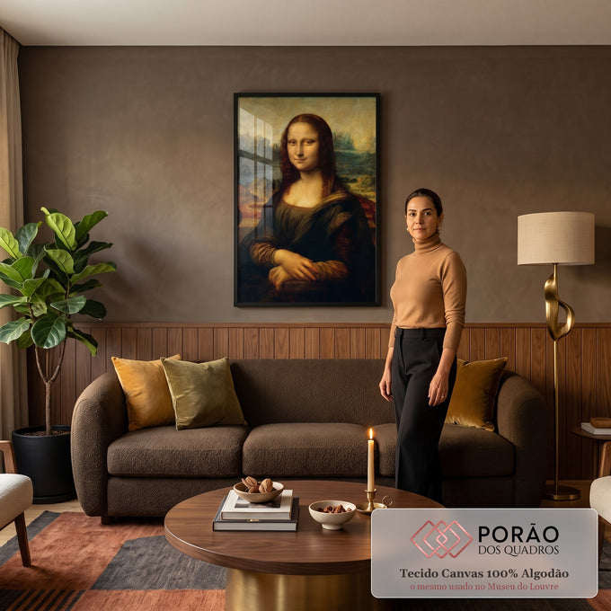Mona Lisa de Leonardo da Vinci com mãos cruzadas e paisagem ao fundo em tons marrons, quadro decorativo