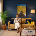 Ipê amarelo florido visto de baixo, tronco em primeiro plano e céu azul ao fundo, quadro decorativo