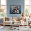 Pintura a óleo com espátula de mulher de coque fotografando com câmera, fundo azul e cinza, quadro decorativo