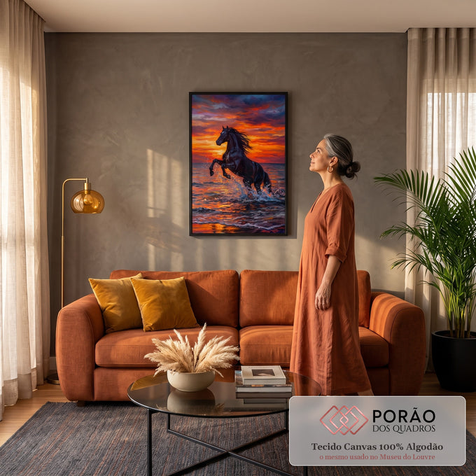 Cavalo preto empinado nas ondas do mar sob pôr do sol laranja em pintura a óleo, quadro decorativo