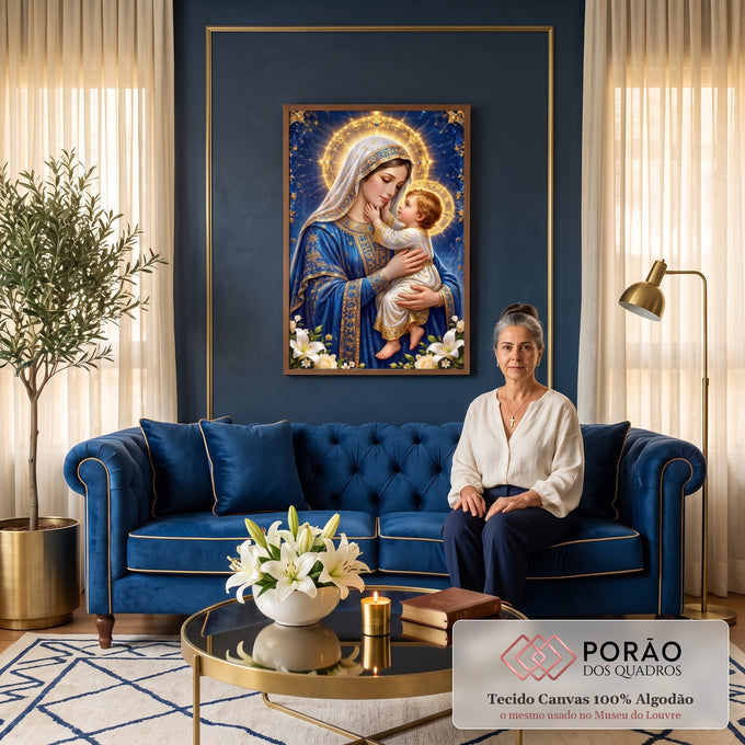 Quadro Decorativo Grande Nossa Senhora com Menino para Sala | quadros decorativos para sala de estar | Nossa Senhora de manto azul segurando o Menino Jesus com auréolas douradas em fundo estrelado | em ambiente 3 | Porao dos Quadros