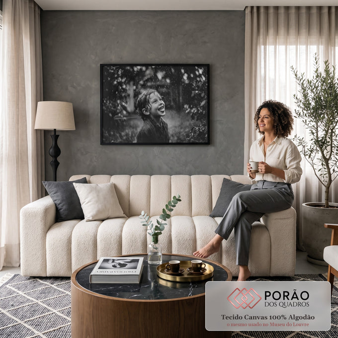 Fotografia preto e branco de menino sorrindo com a língua de fora sob a chuva no jardim, quadro decorativo