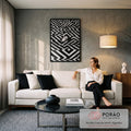 Rosto de olhos fechados surgindo entre degraus com padrão zigue-zague preto e branco, quadro decorativo