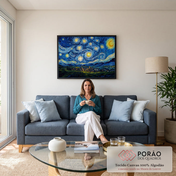 Céu em espirais azuis com estrelas e lua sobre vila e montanhas, estilo Van Gogh, quadro decorativo