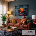 Quadro Decorativo Grande Lua entre Palmeiras para Sala | quadros decorativos para sala de estar | lua laranja gigante atrás de palmeiras em silhueta numa praia ao entardecer | em ambiente 3 | Porao dos Quadros