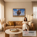 Rinoceronte-branco de frente em savana dourada sob céu azul com nuvens brancas, quadro decorativo