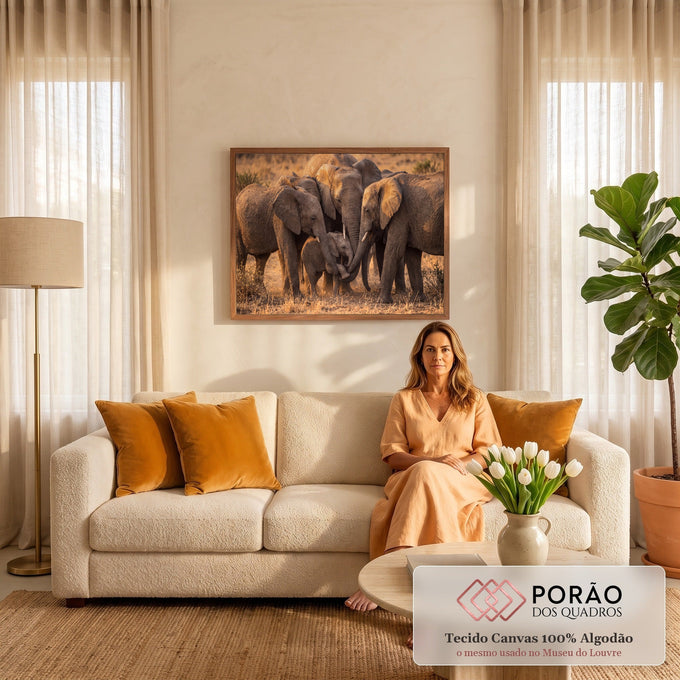 Quadro Decorativo Grande Elefantes Protegendo para Sala | quadros decorativos para sala de estar | elefantes adultos formando círculo protetor ao redor de filhote com tromban entrelaçadas | em ambiente 3 | Porao dos Quadros
