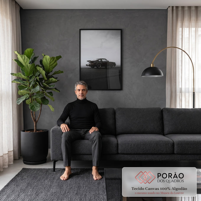 Quadro Decorativo Grande Carro Esportivo para Sala | quadros decorativos para sala de estar | carro esportivo clássico em preto e branco parado sob céu nublado com neblina | em ambiente 3 | Porao dos Quadros