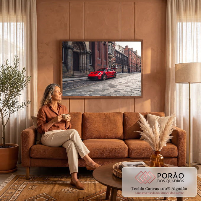 Porsche 911 GT3 RS vermelho com rodas bronze em rua de paralelepípedos e prédios antigos, quadro decorativo