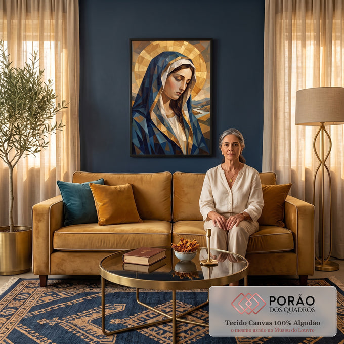 Quadro Decorativo Grande Nossa Senhora Cubismo para Sala | quadros decorativos para sala de estar | Nossa Senhora em estilo cubista com manto azul e auréola dourada geométrica | em ambiente 3 | Porao dos Quadros