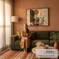 Ilustração boho de folhagens verdes e terracota com sol sobre fundo marmorizado bege, quadro decorativo
