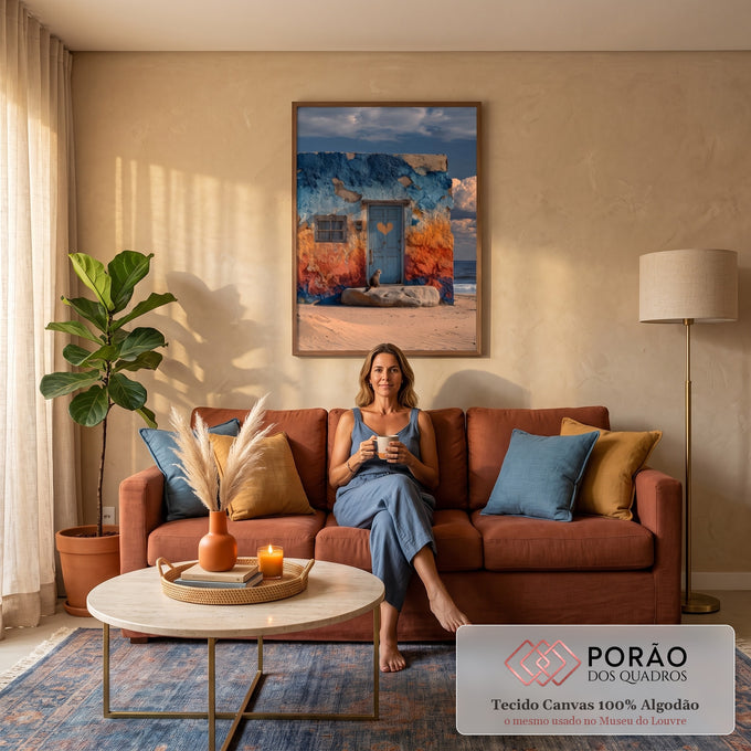 Casa de praia rústica azul e laranja com porta de coração e gato sentado na areia, quadro decorativo