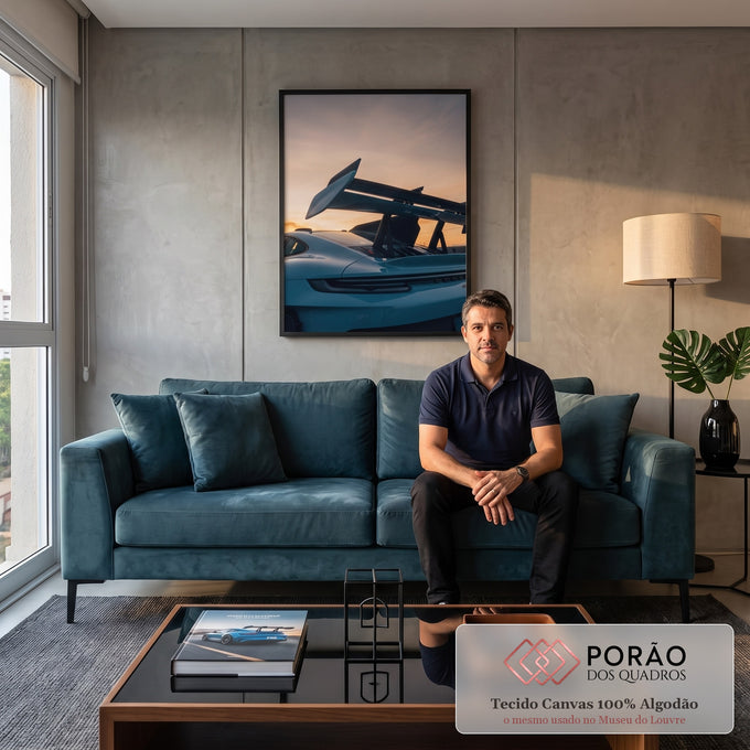 Traseira de Porsche GT3 azul com grande aerofólio em silhueta contra céu de pôr do sol, quadro decorativo