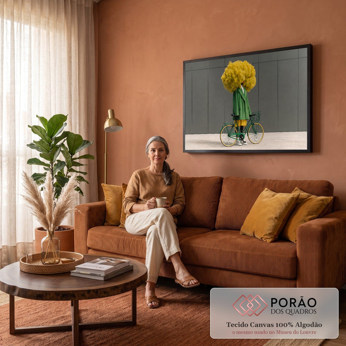 Figura surreal com cabeça de nuvem amarela, casaco xadrez verde e bicicleta diante de parede cinza, quadro decorativo
