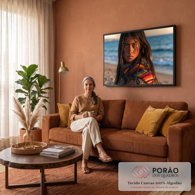 Quadro Decorativo Grande Menina com Poncho para Sala Azul | quadros decorativos para sala de estar | menina de cabelos escuros com poncho colorido à beira-mar ao pôr do sol | em ambiente 3 | Porao dos Quadros
