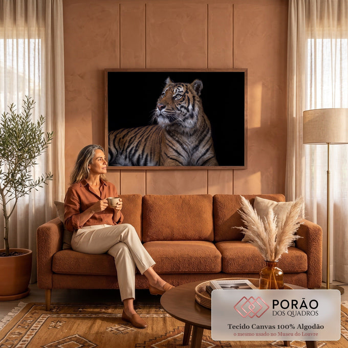 Tigre deitado com olhar altivo para o alto, listras laranja e fundo preto, fotografia quadro decorativo