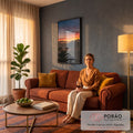 Pôr do sol laranja e azul sobre silhueta de pinheiros com reflexo na lagoa, quadro decorativo