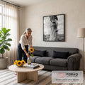 Quadro Decorativo Girassol na Mão em Preto e Branco | quadros decorativos para sala de estar | mão segurando girassol invertido em fotografia preto e branco num campo aberto | em ambiente 3 | Porao dos Quadros