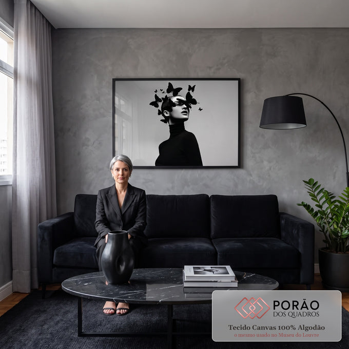 Quadro Decorativo Grande Mulher com Borboletas para Sala | quadros decorativos para sala de estar | retrato de mulher em preto e branco coberta por borboletas pretas no rosto e cabeça | em ambiente 3 | Porao dos Quadros