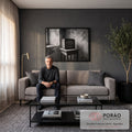 Quadro Decorativo Grande Rádio Antigo para Sala Preto | quadros decorativos para sala de estar | rádio vintage com antenas e placa MEMORY em cena preto e branco decadente | em ambiente 3 | Porao dos Quadros
