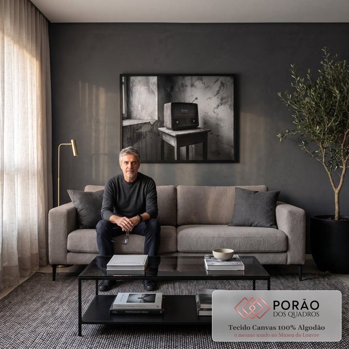 Quadro Decorativo Grande Rádio Antigo para Sala Preto | quadros decorativos para sala de estar | rádio vintage com antenas e placa MEMORY em cena preto e branco decadente | em ambiente 3 | Porao dos Quadros