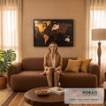 Quadro Decorativo Grande Mapa Mundi Sala para Sala Marrom | quadros decorativos para sala de estar | mapa múndi em relevo de madeira com continentes em tons variados sobre fundo escuro | em ambiente 3 | Porao dos Quadros