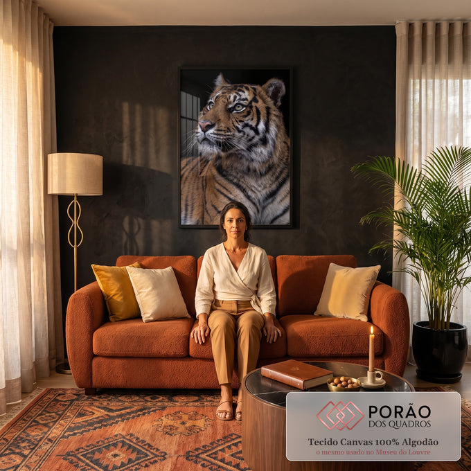 Quadro Decorativo Grande Tigre Olhar Fixo para Sala Laranja | quadros decorativos para sala de estar | tigre em close com olhar fixo, bigodes brancos e fundo preto | em ambiente 3 | Porao dos Quadros