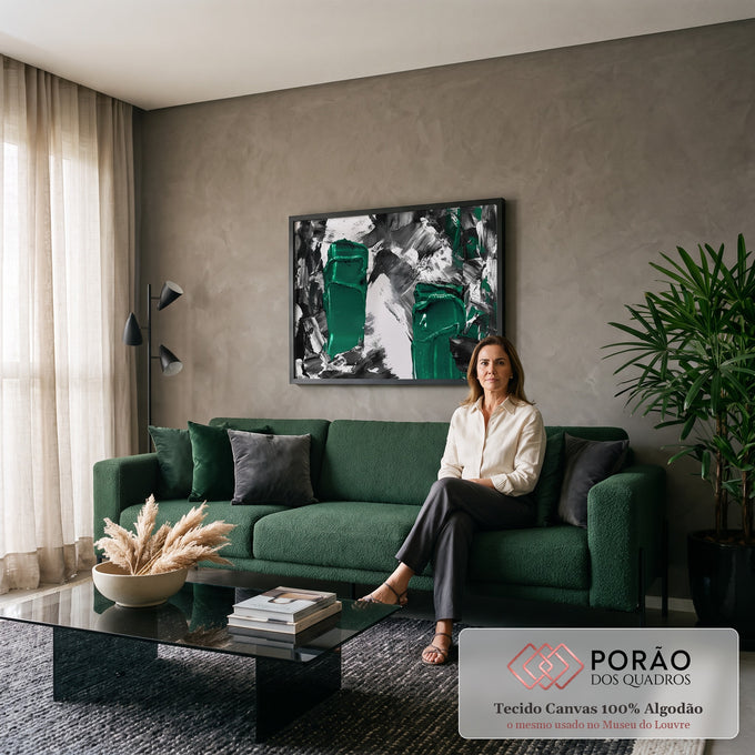 Quadro Decorativo Grande Abstrato Esmeralda Verde para Sala | quadros decorativos para sala de estar | pintura abstrata com manchas espessas de verde esmeralda sobre fundo preto e branco texturizado | em ambiente 3 | Porao dos Quadros