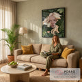 Quadro Decorativo Grande Mulher Loira para Sala Verde | quadros decorativos para sala de estar | mulher loira de olhos claros cercada por folhas verdes com mariposas brancas no rosto | em ambiente 3 | Porao dos Quadros